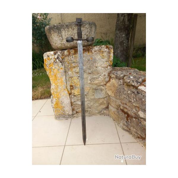 REPLIQUE D'UNE EPEE DE L'EPOQUE DES TEMPLIERS