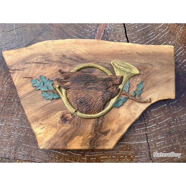 Sc�ne de chasse au sanglier et trompe sculpt� sur bois de noyer