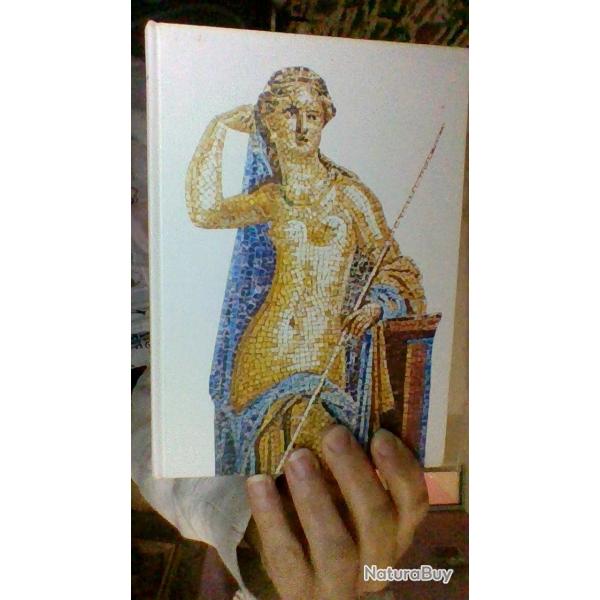 Une jeune fille nue par Nikos Athanassiadis - Club de la femme -