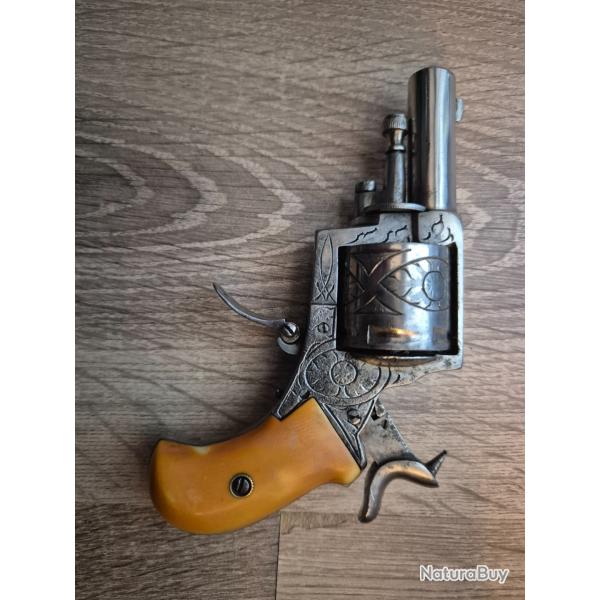 Beau Revolver en 320, enti�rement d�cor�