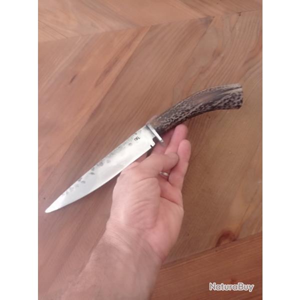 Couteau de chasse lame et garde forg�e en acier carbone manche en bois de cerf
