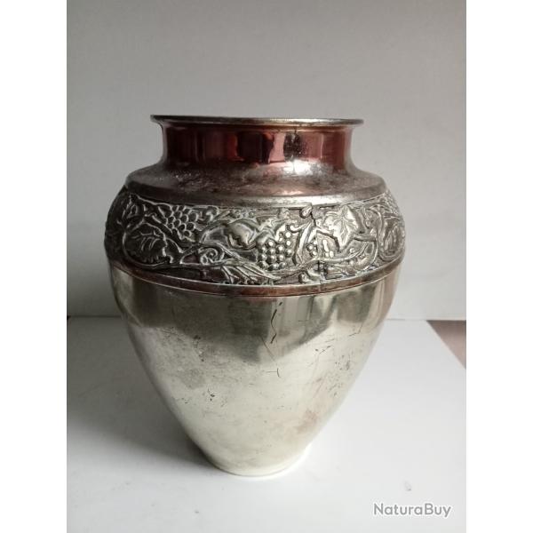 vase fin 17�me en m�tal argent� hauteur 19 cm diam�tre 15 cm 800 gr, finement d�cor�, exellent �tat