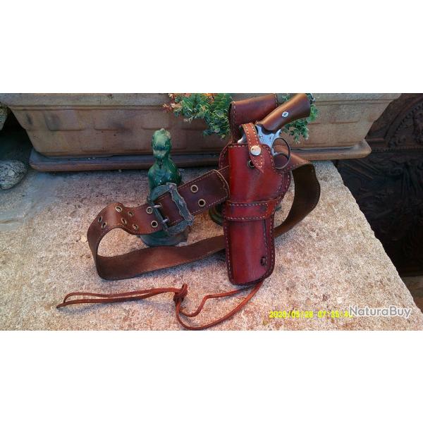 Holster  avec sinturon pour r�volver tout en cuir marron �pais