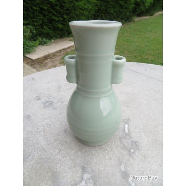 Art d'Asie - Vase � double oreille en c�ramique de couleur verte, de style Dynastie Song -CHINE(XX�)