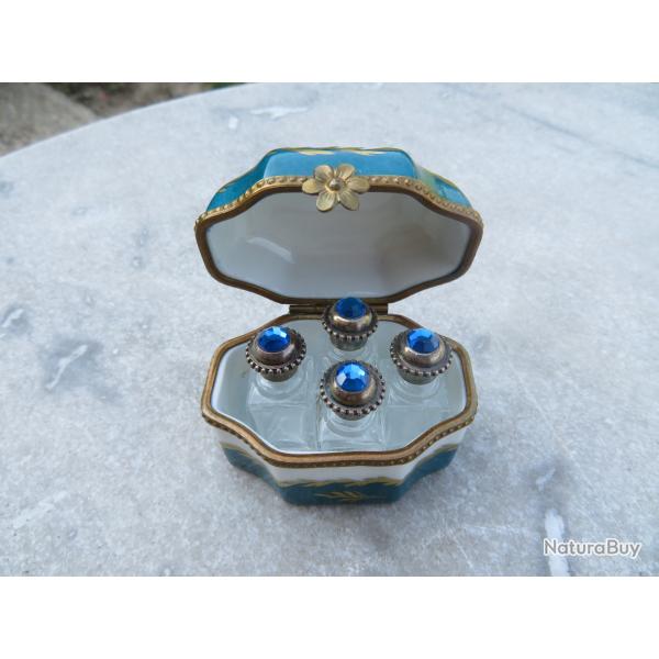 Ancien coffret � senteurs/cave � parfums avec ses 4 flacons en Porcelaine de Limoges - (Vers 1950)