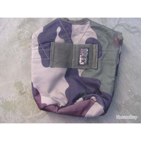 une  porte-gourde camoufl�e