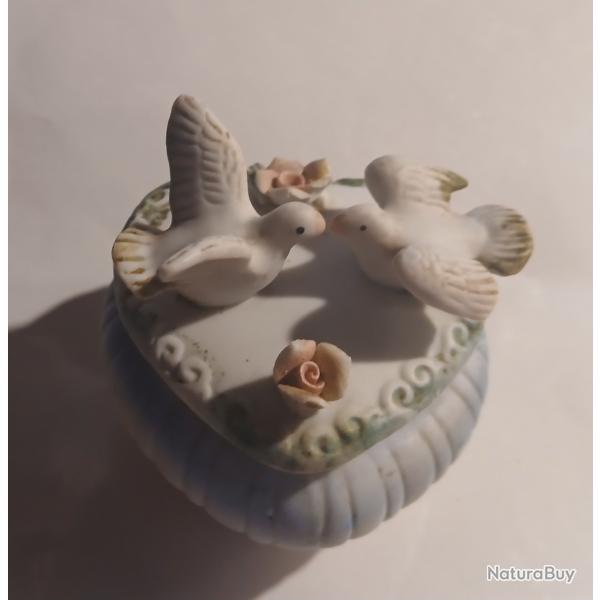 ANCIENNE PETITE BOITE EN BISCUIT EN FORME DE COEUR
