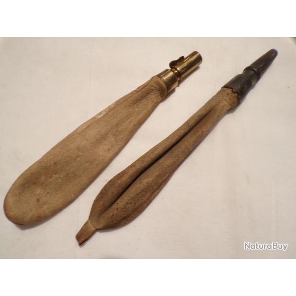 2 poires  plombs XIXme en cuir souple et en trs bon tat.
