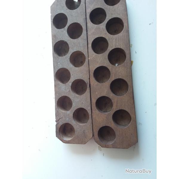 Deux planchettes de 10 trous chacune  en  bois.