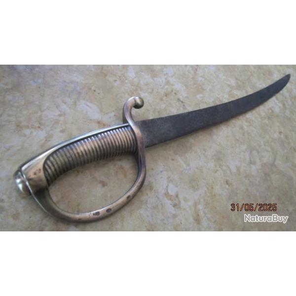 SABRE BRIQUET  Nbreux poin�ons poign�e rien sur la lame sans fourreau