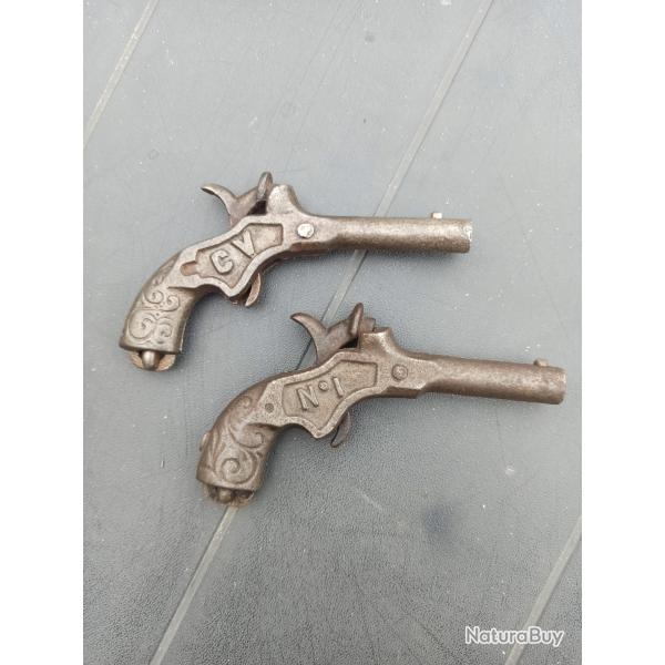 Lot de deux jouets - ann�es 20/40 : 2 pistolets � amorces en m�tal - marque C.V. N�1