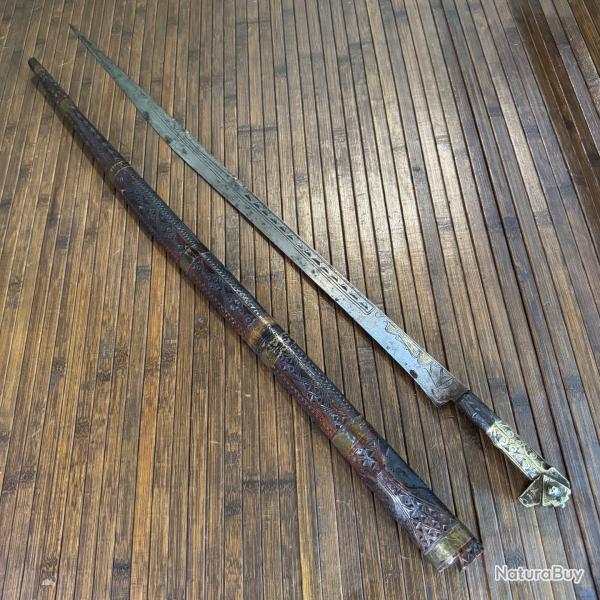 BEAU GRAND SABRE ORIENTALE FLISSA XlX �me LAME GRAV� ET INCLUSION DE LAITON  FOURREAU GRAV� KABYLIE