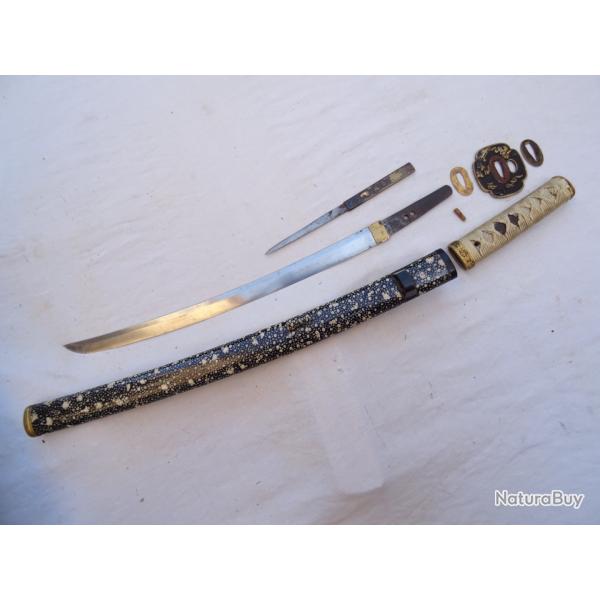 J267- lot ,magnifique  wakizashi , tr�s beau tsuba avec son kosuka sign�, �poque = EDO