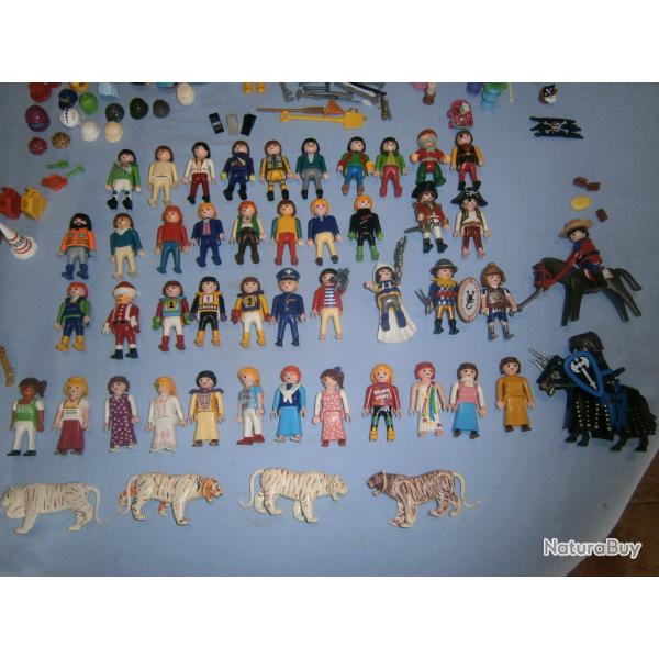 Lot Playmobil (personnages, animaux et accessoires), 157 pi�ces