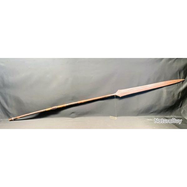 ANCIENNE LANCE AFRICAINE NGBANDI, XIX� , CONGO,  CUIVRE ET FER BLANC ET BOIS SCULPTE, NON NETTOYEE