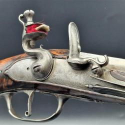 SOBRE et ELEGANT LONG PISTOLET A SILEX EN FER SIGNATURE PAUPHILE &agrave; LION vers 1700 Louis XIV - FRANCE