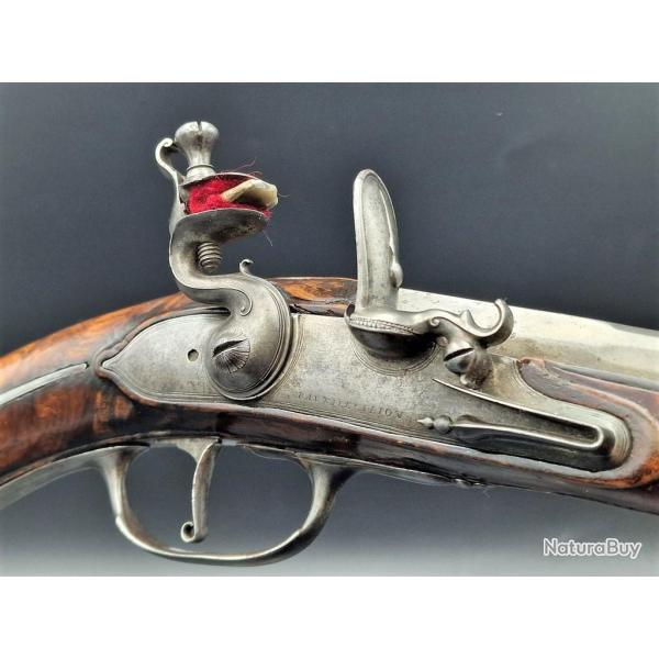 SOBRE et ELEGANT LONG PISTOLET A SILEX EN FER SIGNATURE PAUPHILE � LION vers 1700 Louis XIV - FRANCE