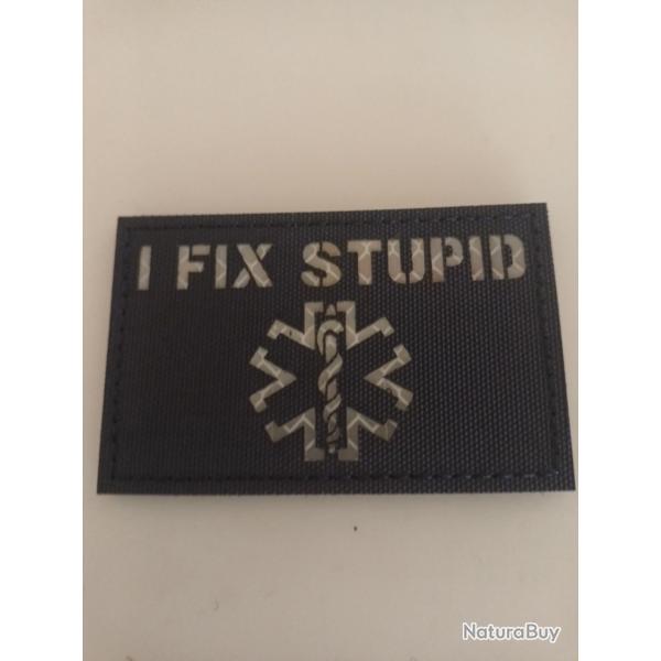 �cusson brod� embl�me m�decin sauveteur syst�me scratch 8/5 cm