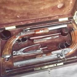 BELLE PAIRE DE PISTOLETS DE DUEL A PERCUSSION EN COFFRET.
