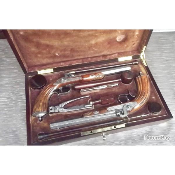 BELLE PAIRE DE PISTOLETS DE DUEL A PERCUSSION EN COFFRET.