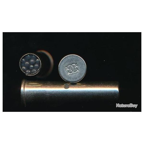 Une 9mm FLOBERT Inerte d'usine, fabrication GEVELOT , �tui un trou