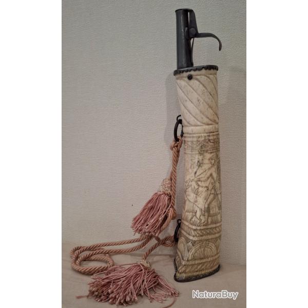 Poire � poudre en os sculpt� du 18�me si�cle