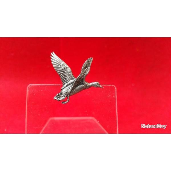 Chasse-Insigne d'occasion en m�tal repr�sentant un canard en vol