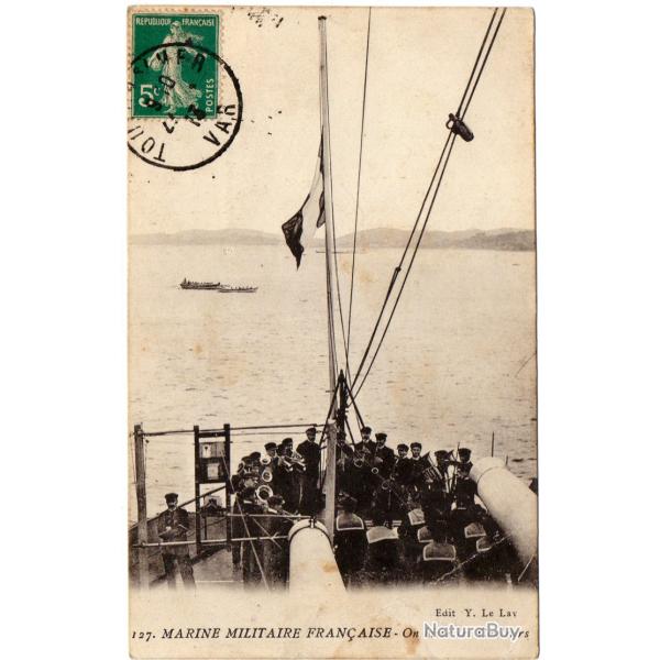 CPA -Marine Militaire  Fran�aise  - On hisse les Couleurs - N1680