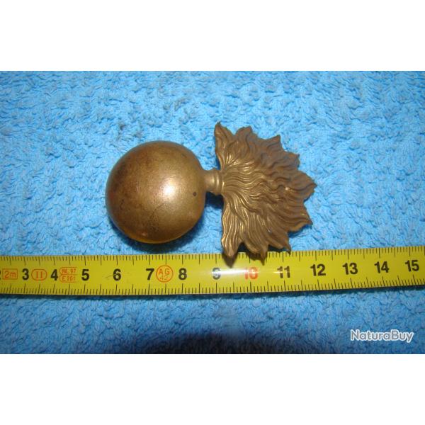 GRENADE ESTAMPEE EN LAITON 2 agraphes