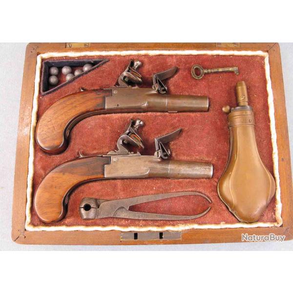 Pair de pistolet voyage silex � coffre