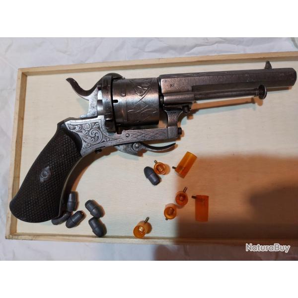 Revolver calibre 7mm  broches type lefaucheux avec 6 cartouches Spalek rechargeables