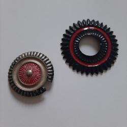 Deux cocardes de casque &agrave; pointe allemand de la 1&egrave;re Guerre Mondiale.  Une copie et une vraie..