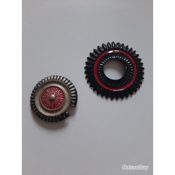 Deux cocardes de casque  pointe allemand de la 1re Guerre Mondiale.  Une copie et une vraie..