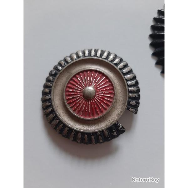 Deux cocardes de casque � pointe allemand de la 1�re Guerre Mondiale.  Une copie et une vraie..