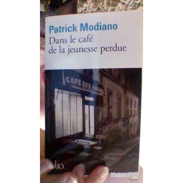 Dans le caf de la jeunesse perdue par Partick Modiano - Folio -