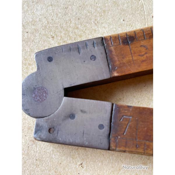 Outil "pied de Roy en bois "