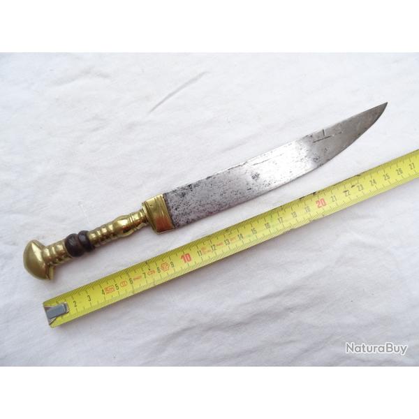 462) beau poignard = couteau poign�e laiton avec 2 rondelles bois ou corne belle lame