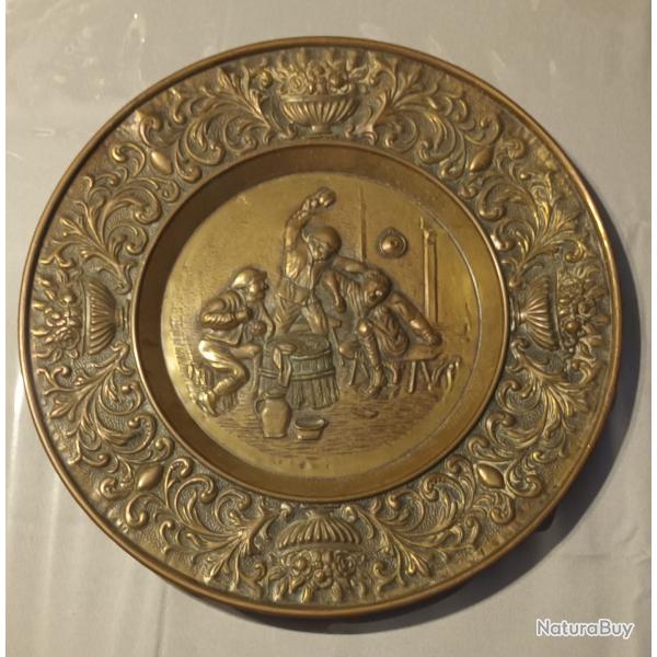 Plaque - plat rond laiton -  assiette faon cuivre  accrocher au mur ' bagarre de bar - taverne