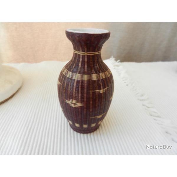 petit vase chinois en porcelaine tress� bambou.
