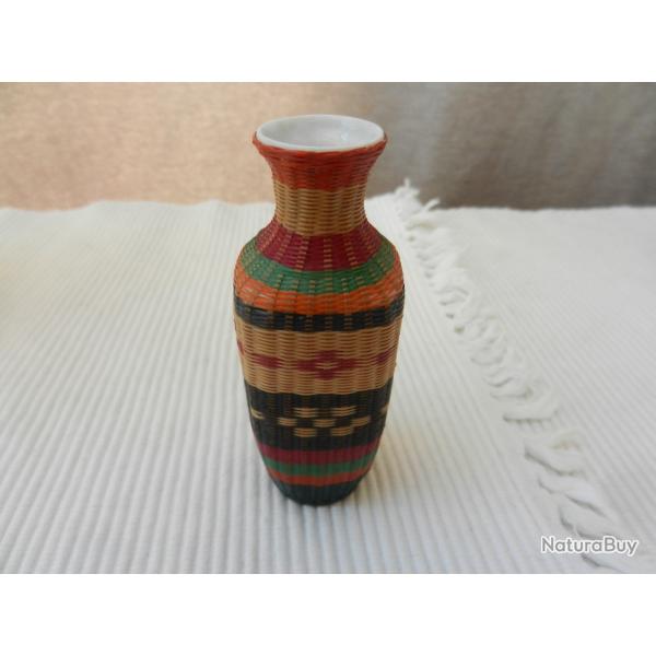 Beau et rare petit vase chinois en porcelaine tress� bambou.