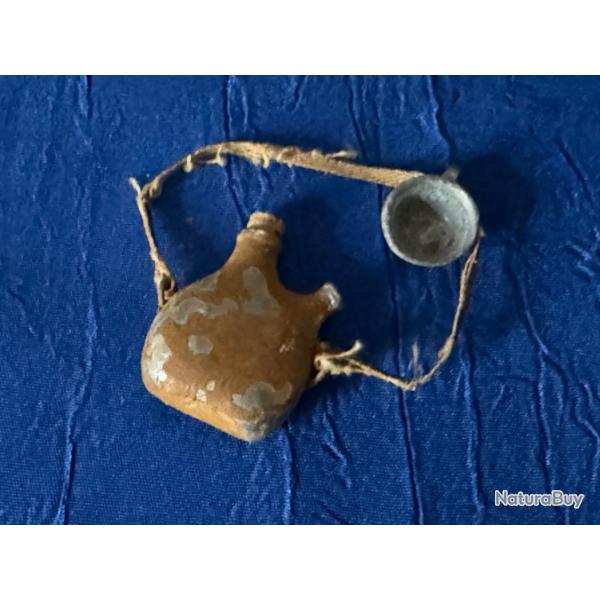 GOURDE  BIDON  MILITAIRE   R�DUCTION  EN PLOMB  TRAVAIL DE TRANCH�ES  WW 1