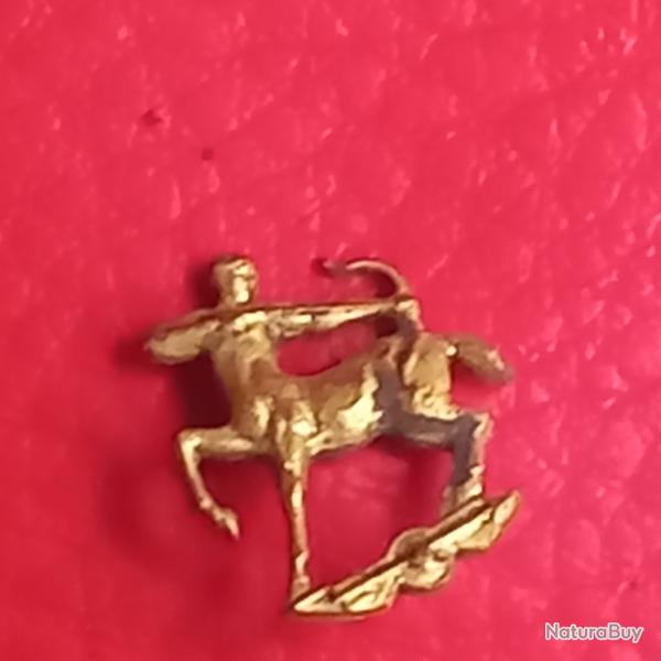 rare ancien  pin's SAGITTAIRE  dor� � l'or fin