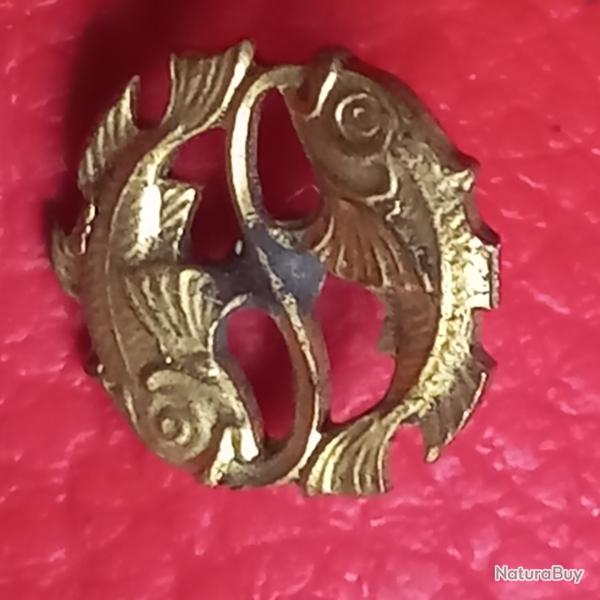 rare ancien  pin's ASTROLOGIQUE  POISSON  dor� � l'or fin