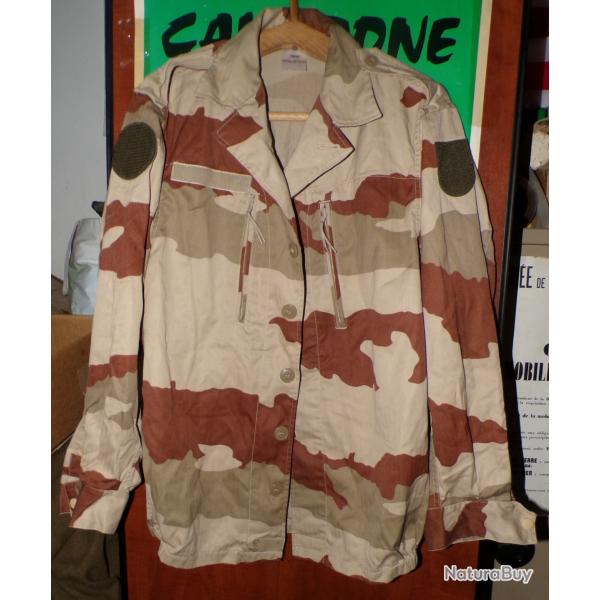 VESTE CAMOUFLEE DE COULEUR SABLE  DE L'ARMEE FRANCAISE  , VELCRO SUR LES MANCHES POUR METTRE PATCH ,