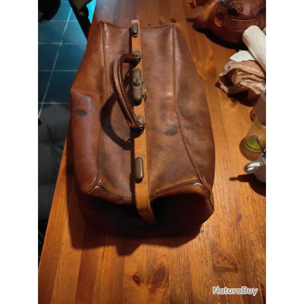 tr�s beau et ancien Sac western en cuir