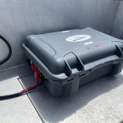 Batterie lithium Bat4boat Energy Case LiFePo4 36V 105Ah avec chargeur 10A et sorties 120A graphite