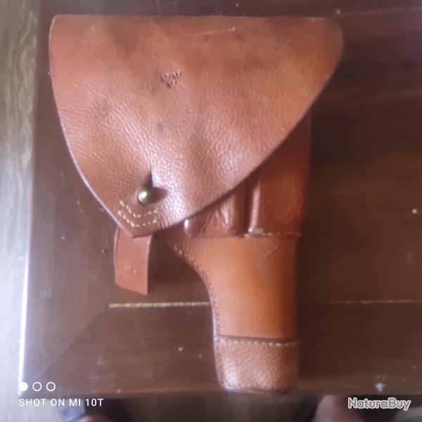 �tui militaire en cuir non identifi�