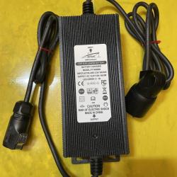 Bat4boat Chargeur 10A &eacute;tanche pour batterie 12V LiFePo4 connecteur rapide 20mm
