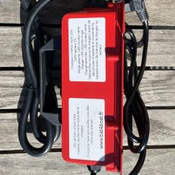 Bat4boat Chargeur 25A &eacute;tanche pour batterie 12V LiFePo4 cosses M8