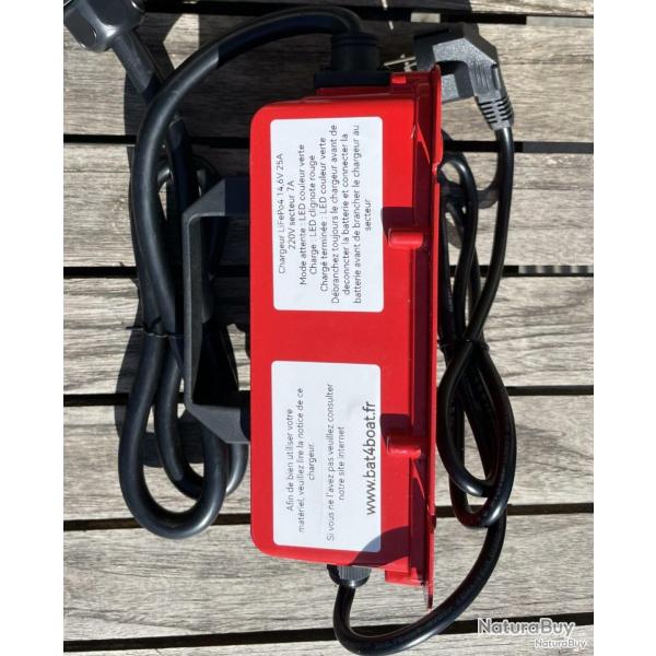 Bat4boat Chargeur 25A �tanche pour batterie 12V LiFePo4 cosses M8